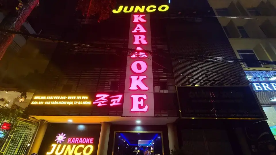 준코 가라오케의 노란색 영문 간판과 핑크 한글 네온사인이 돋보이는 다층 건물 야간 외관