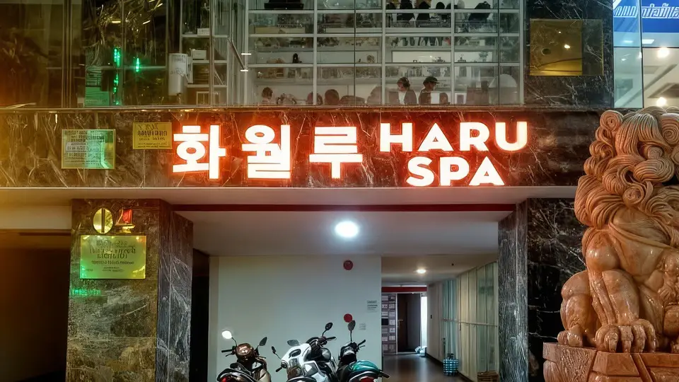 화월루 HARU SPA 한글 간판과 대형 석사자상이 어우러진 야경 외관 전경