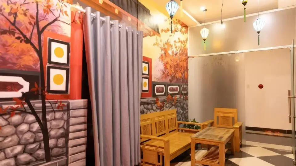 베트남 전통 벽화와 호이안 랜턴 조명, 원목 테이블과 의자가 배치된 화월루의 대기 라운지