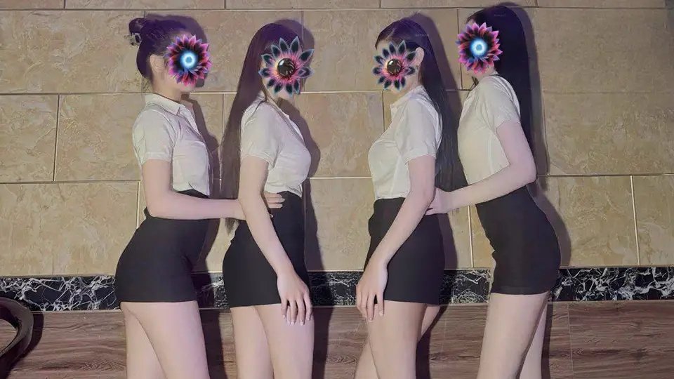 문라이트 마사지의 유니폼을 착용한 여성 전문 마사지 테라피스트 4인 단체 사진