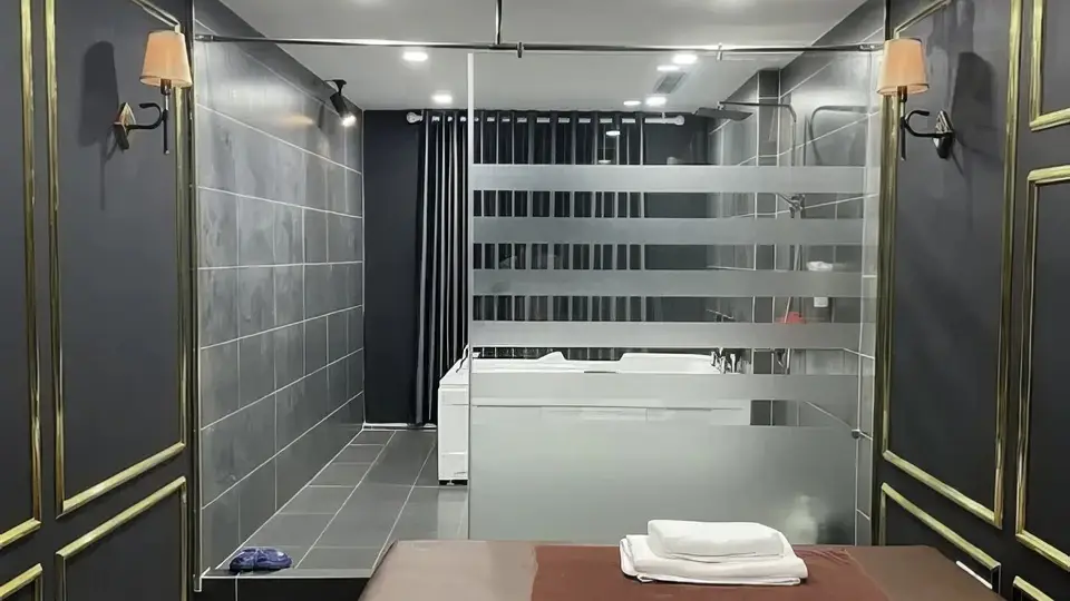골드 몰딩 벽면과 대형 자쿠지 욕조, 독립 샤워 부스가 통합된 럭셔리 스파 스위트 룸