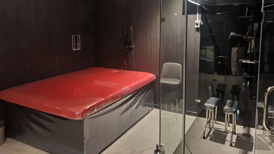 슈퍼맨 마사지 올인원 룸 — 레인샤워와 핸드샤워가 설치된 독립 샤워 부스, 붉은 마사지 베드, 발 받침대 및 의자가 갖춰진 다목적 프라이빗 공간