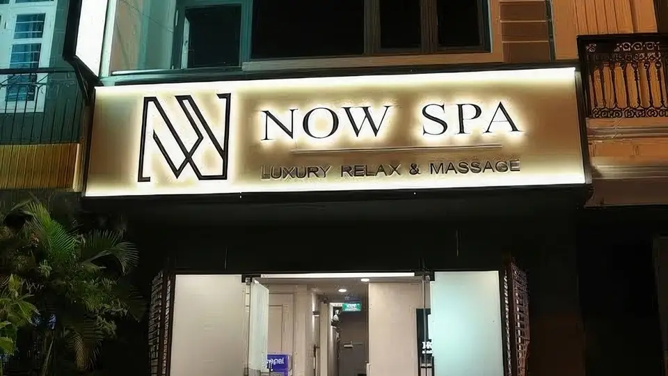 골드 백라이트 간판과 NOW SPA LUXURY RELAX & MASSAGE 로고가 돋보이는 나우 스파 건물 외관 야경