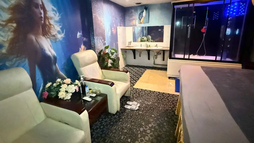 인어공주 벽화와 크림색 리클라이너, 독립 샤워 부스, 세면대가 완비된 테마형 VIP 마사지 룸